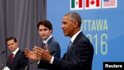 Le président américain Barack Obama, à droite, son homologue mexicain Enrique Pena Nieto, à gauche, et le Premier ministre canadien Justin Trudeau, au centre, lors d’une conférence de presse en marge du Sommet des leaders nord-américains à Ottawa, Canada, 29 juin 2016. REUTERS / Kevin Lamarque 