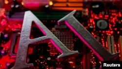 인공지능을 의미하는 영어 단어 'Artificial Intelligence'의 약자인 AI 알파벳이 컴퓨터 주 회로 기판 위에 놓여 있다.