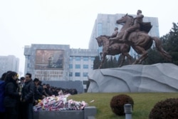 지난 2019년 12월 북한 평양 만수대창작사의 김일성, 김정일 동상에 사람들이 헌화하고 있다.