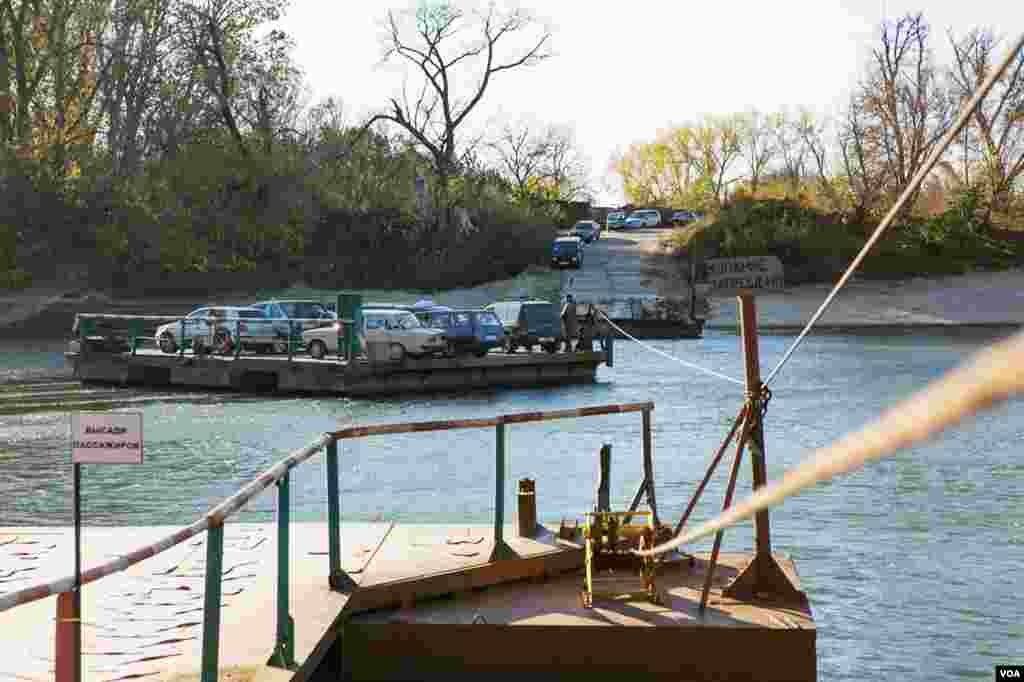 Off the beaten track, a small ferry, guided by a steel cable, takes cars and trucks across the Dniester River. (Vera Undritz for VOA)