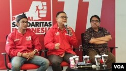 Juru bicara PSI Dedek Prayudi (kiri) Calon legislatif PSI Daniel Tumiwa (tengah) dan Pakar Komunikasi Ade Armando saat diskusi di Kantor PSI, Jakarta, Jumat (15/2). (Foto: VOA/Ahmad Bhagaskoro)