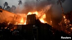 加利福尼亚州南部一栋建筑被大火吞没