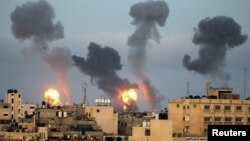 ផ្សែងនិងអណ្តាតភ្លើងបានសាយភាយឡើង ក្នុងអំឡុងពេលការវាយប្រហារតាមផ្លូវអាកាសដោយកងកម្លាំងយោធាអ៊ីស្រាអែល នៅភាគខាងត្បូងតំបន់ហ្កាហ្សា នាថ្ងៃទី ១១ ខែឧសភា ឆ្នាំ ២០២១។