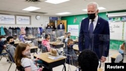 Le président américain Joe Biden visite l'école primaire Yorktown à Yorktown, en Virginie, le 3 mai 2021. 