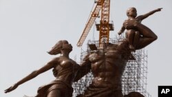 지난 2009년 9월 세네갈 수도 다카르에 독립 50주년을 기념하는 '아프리카 르네상스 기념상'이 세워지고 있다. 북한 만수대창작사가 제작했으며, 세네갈 당국으로부터 2천700만 달러의 건립비용을 받은 것으로 알려졌다.