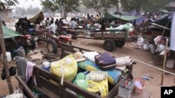 ក្នុង​រូបថត​ថ្ងៃ​ទី​០៧ ខែកុម្ភៈ ឆ្នាំ​២០១១​នេះ រទេះ​ផ្ទុក​ដោយ​ឥវ៉ាន់​របស់​ជន​ភៀស​សឹក​ខ្មែរ​​ត្រូវ​គេ​ទុក​នៅ​ឯ​ជំរំ​ជន​ភៀស​សឹក​នៅ​ភូមិ​ថ្នល់​ទទឹង​ នៅ​ភាគ​ខាង​កើត​​នៃ​ប្រាសាទ​ព្រះវិហារ ជាប់​ព្រំដែន​កម្ពុជា​ថៃ។