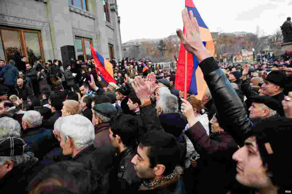 Protesters gathered on Yerevan's Freedom Square the day that the official results were announced: 59 percent for President Serzh Sergsyan, 37 percent for Hovhannisyan, Feb. 20, 2013. (V. Undritz/VOA)