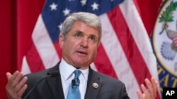 Ketua Keamanan Dalam Negeri DPR AS, Mike McCaul, berpidato soal perang melawan ISIS, kebangkitan radikalisme dan ancaman teror untuk AS, di National War College at Fort McNair, Washington (7/12). (AP/J. Scott Applewhite)