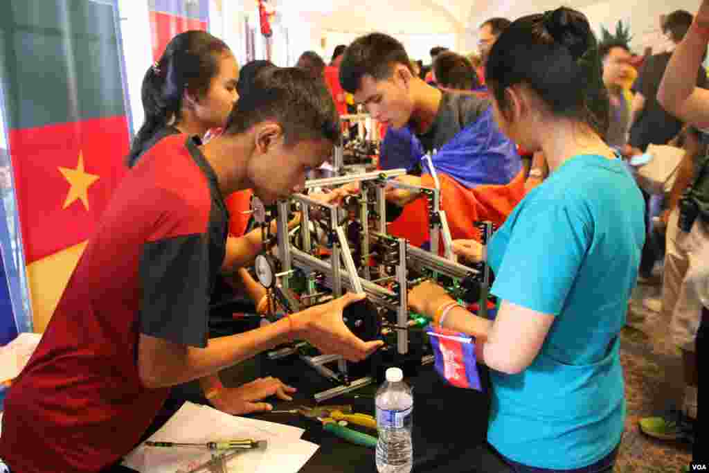 ក្រុម​យុវជន​កម្ពុជា​កំពុង​ពិនិត្យ​មើល​មនុស្ស​យន្ត​របស់​ខ្លួន​មុន​ចូលរួម​ការ​ប្រកួត​បញ្ជា​មនុស្ស​យន្ត​ជុំ​ទី​ពីរ​នៅ​សាល​សម្តែង​សិល្បៈ​DAR Constitution Hall​ ក្នុង​រដ្ឋធានី​វ៉ាស៊ីនតោន​នៅ​ថ្ងៃ​ទី​១៧​ខែ​កក្កដា​ឆ្នាំ​២០១៧។ (ណឹម សុភ័ក្រ្តបញ្ញា/ VOA)