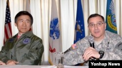 6일 윤병세 한국 외교부 장관이 한국 오산 공군기지를 방문한 자리에서, 커티스 스캐퍼로티 미한연합사령관(오른쪽)이 질문에 답하고 있다. 