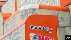 ARHIVA - Reklame za američku lutriju (Foto: AP/Seth Wenig)
