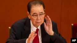 រូបឯកសារ៖ អតីត​នាយក​រដ្ឋ​មន្ត្រី​ចិន Li Peng បាន​ទទួល​មរណភាព​ក្នុង​អាយុ ៩០​ឆ្នាំ។ លោក​ត្រូវ​បានគេ​ស្គាល់​ថា​ជា​អ្នក​ដែល​អនុវត្ត​ច្បាប់​អាជ្ញាសឹក​ចំពោះ​បាតុកម្ម​នៅ​ទីលាន​ធាន​អានមិន កាល​ពីឆ្នាំ​១៩៨៩ លើ​អ្នក​គាំទ្រ​ប្រជាធិបតេយ្យ។