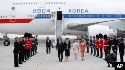 지난 11일 문재인 한국 대통령과 부인 김정숙 여사가 주요 7개국, G7 정상회의 참석 차 영국에 도착했다. 