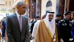 Presiden AS Barack Obama dan Raja Saudi Salman berjalan bersama untuk pertemuan tertutup di istana Erga di Riyadh, Saudi Arabia, Rabu (20/4).