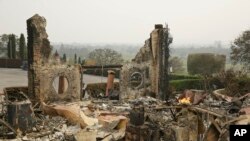 ღვინის ქარხნის დამწვარი შენობა. ნაპა, კალიფორნია