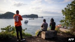 Des habitants regardent le lac Kivu, à Goma, le 17 novembre 2016.