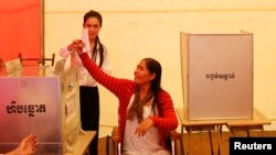 រូប​ឯកសារ៖ ស្ត្រី​ជន​ពិការ​ម្នាក់​បោះឆ្នោត​នៅ​វត្ត​មួយ​ក្នុង​ក្រុង​ភ្នំពេញ​កាល​ពី​ថ្ងៃ​ទី​២៨ ខែ​កក្កដា ឆ្នាំ​២០១៣។ (Damir Sagolj/REUTERS)