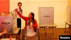 រូប​ឯកសារ៖ ស្ត្រី​ជន​ពិការ​ម្នាក់​បោះឆ្នោត​នៅ​វត្ត​មួយ​ក្នុង​ក្រុង​ភ្នំពេញ​កាល​ពី​ថ្ងៃ​ទី​២៨ ខែ​កក្កដា ឆ្នាំ​២០១៣។ (Damir Sagolj/REUTERS)