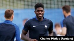 Samuel Umtiti lors d'un entraînement à Clairefontaine, France, le 29 juin 2016
