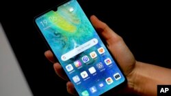 Ponsel pintar Huawei 'Mate20 X 5G' (foto: dok). Huawei membutuhkan semikonduktor untuk peralatan telepon pintarnya. 