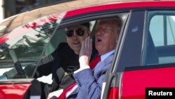 হোয়াইট হাউসের সামনে একটি টেসলাতে যুক্তরাষ্ট্রের প্রেসিডেন্ট ডনাল্ড ট্রাম্প টেসলার সিইও ইলন মাস্কের পাশে বসে মিডিয়ার সাথে কথা বলছেন। ১১ মার্চ, ২০২৫।