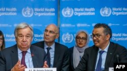 លោក Antonio Guterres (រូបឆ្វេង) ថ្លែង​នៅ​ក្នុង​ការ​ធ្វើ​បច្ចុប្បន្នភាព​អំពី​ស្ថានភាព​ជំងឺ​កូវីដ១៩ នៅ​ទីស្នាក់ការ​អង្គការ​សុខភាព​ពិភពលោក​ ក្នុង​ក្រុង​ហ្សឺណែវ កាលពី​ថ្ងៃទី២៤ ខែកុម្ភៈ ឆ្នាំ២០២០។