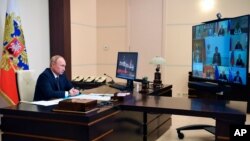 រូបឯកសារ៖ ប្រធានាធិបតី​រុស្ស៊ី​លោក Vladimir Putin ចូលរួម​នៅក្នុង​ការប្រជុំ​គណៈរដ្ឋមន្រ្តី​តាមអនឡាញ ពីកន្លែង​ស្នាក់​នៅ​របស់​ប្រធានាធិបតី​រុស្សី​​ Novo-Ogaryovo នៅ​ខាង​ក្រៅ​ទីក្រុង​មូស្គូ នៅ​ថ្ងៃទី១១ ខែសីហា ឆ្នាំ២០២០។ 