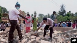 ទិដ្ឋភាព​នៃ​អគារ​ដែល​ដួល​រលំ​មួយ​បន្ទាប់​ពី​អគ្គិភ័យ​បាន​កើត​ឡើង​ក្នុង​ពេល​បាញ់​កាំជ្រួច​មួយ​នៅ​វិហារ Puttingal ភូមិ Paravoor រដ្ឋ Kerala ប្រទេស​ឥណ្ឌា កាលពី​ថ្ងៃទី១០ ខែមេសា ឆ្នាំ២០១៦។