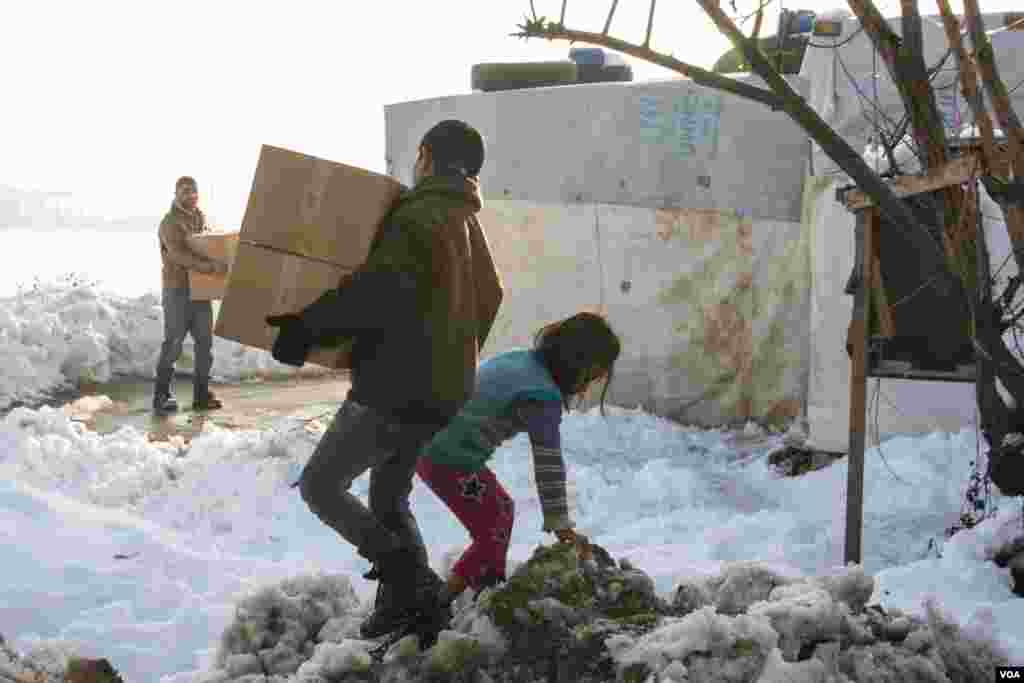 Unicef estimates it has reached around 200,000 refugees with ‘winterisation’ packs’ for children, which include much-needed clothing. (John Owens//VOA News)