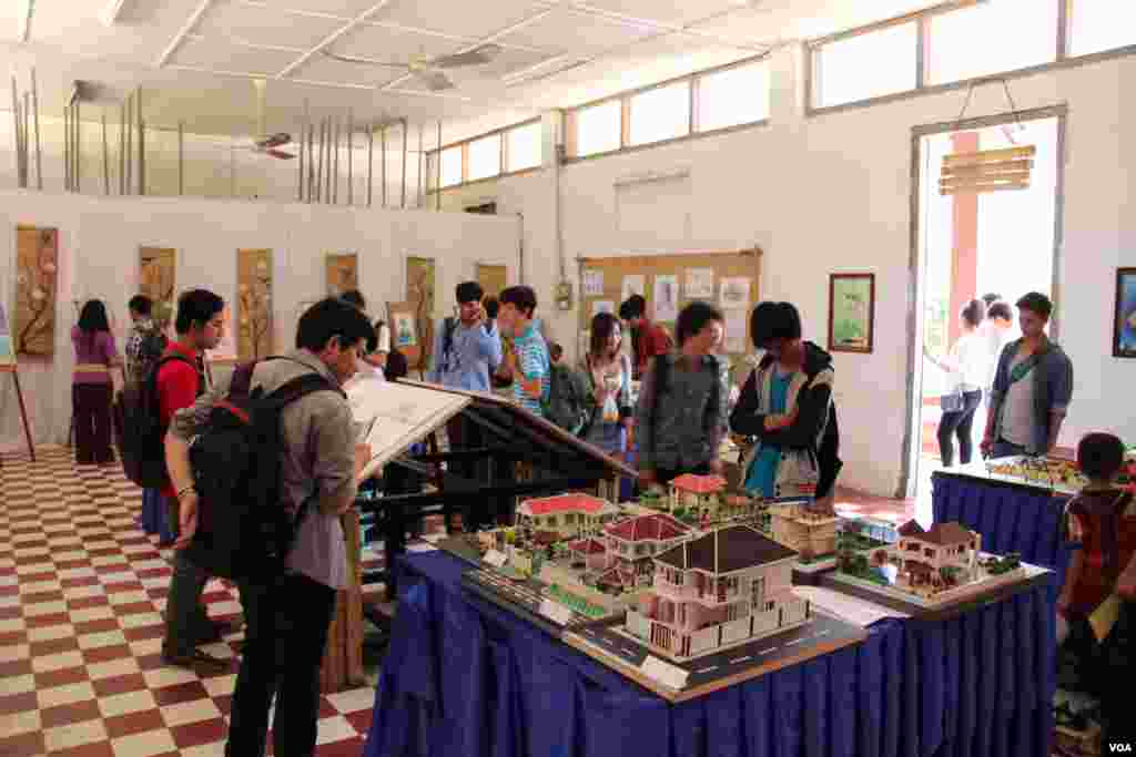 អ្នក​ចូល​រូម​មើល​ស្នាដៃ​សិល្បៈ​របស់​និស្សិត​មហាវិទ្យាល័យ​សូនរូបនៅ​ក្នុងពិធី​តាំង​ពិព័រណ៌​ &laquo;ទេព​កោសល្យ​និង​ស្នាដៃ&raquo; ក្នុង​សាលក​វិទ្យាល័យ​ភូមិន្ទ​វិចិត្រ​សិល្បៈ កាល​ពី​ថ្ងៃ​ទី​៧​ ខែ​មេសា​ ឆ្នាំ​២០១៥។ (នូវ​ ពៅ​លក្ខិណា/VOA)