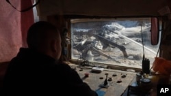 Radnik kontroliše ekstrakciju ilmenita, ključnog elementa koji se koristi za proizvodnju titanijuma, u površinskom kopu u centralnom regionu Kirovograda, Ukrajina, 12. februara 2025.