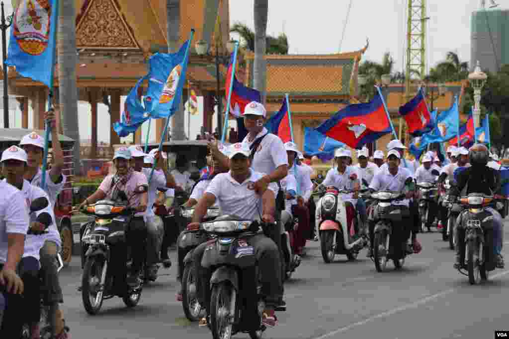 គណបក្សប្រជាជនកម្ពុជាដែលកំពុងដឹកនាំរដ្ឋាភិបាល នៅព្រឹកថ្ងៃសៅរ៍នេះ បានចាប់ផ្តើមយុទ្ធនាការឃោសនាបោះឆ្នោតដែលធំជាងគណបក្សនយោបាយផ្សេងៗ នៅរាជធានីភ្នំពេញ ថ្ងៃសៅរ៍ ទី២៧⁣ ខែកក្កដា ឆ្នាំ២០១៨។ (ស៊ុន ណារិន/VOA)