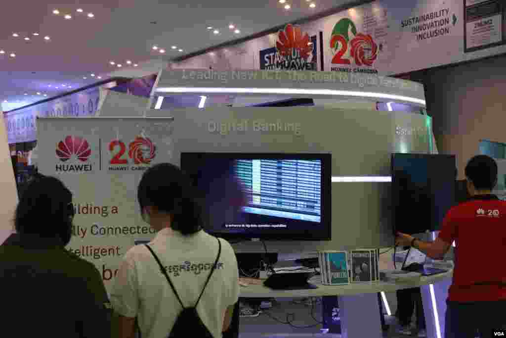 ពិព័រណ៍បច្ចេកវិទ្យាថ្នាក់ជាតិនិងទ្រង់ទ្រាយធំដំបូងបំផុតនៅកម្ពុជា ដែលមានរយៈពេលបីថ្ងៃ ឈ្មោះ &laquo;ឌីជីថលកម្ពុជា&raquo; Digital Cambodia ឆ្នាំ២០១៩ បានត្រូវបើកជាផ្លូវការដោយមន្ត្រីជាន់ខ្ពស់រដ្ឋាភិបាល នៅព្រឹកថ្ងៃសុក្រទី១៥ ខែមីនានេះ នៅសាលពិព័រណ៍កោះពេជ្រ ក្នុងរាជធានីភ្នំពេញ។ (ស៊ុន ណារិន/VOA)