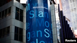 Logo perusahaan perusahaan keuangan Morgan Stanley di kantor pusat di wilayah Manhattan di New York City, New York, AS 20 Januari 2015. (Foto: REUTERS/Mike Segar)