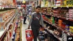 FILE - Iranians shop in a supermarket in north Tehran, April 29, 2015.