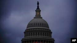 រូបឯកសារ៖ កំពូល​នៃ​វិមាន​សភា​កាពីតូល នៅ​ក្នុង​រដ្ឋធានី​វ៉ាស៊ីនតោន កាលពី​យប់​ថ្ងៃទី២៥ ខែតុលា ឆ្នាំ២០២០។