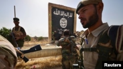 Les forces mobilisées populaire Shi'ite (PMF) se rassemblent après avoir libéré la ville de Hawija, Irak, le 5 octobre 2017.