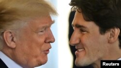 Arhiva - Kanadski premijer Džastin Tudo pozdravlja se sa predsednikom SAD Donaldom Trampom pre razgovora u Beloj kući u Vašingtonu, 13. febraura 2017. 