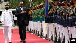 រដ្ឋមន្ត្រី​ការពារជាតិ​អាមេរិក​លោក Lloyd Austin (ទីពីរពីឆ្វេង) ដើរ​កាត់កងឆ្មាំ​យោធា អំឡុងពេល​លោក​ទៅដល់​ក្រសួង​ការពារ​ជាតិ ក្នុង​ជំរំ​យោធា Camp Aguinaldo ក្នុង​ទីក្រុង Quezon នៃ​ប្រទេស​ហ្វីលីពីន នៅ​ថ្ងៃព្រហស្បតិ៍ ទី២ ខែកុម្ភៈ ឆ្នាំ២០២៣។