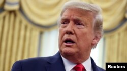 Presiden AS Donald Trump menanggapi pertanyaan dari seorang reporter setelah upacara medali di Oval Office di Gedung Putih di Washington, AS, 3 Desember 2020. (Foto: Reuters)