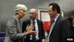 Menkeu Perancis Christine Lagarde (kiri) berbicara dengan Menkeu Yunani George Papaconstantinou (kanan) dalam pertemuan Menkeu Uni Eropa di Luxembourg (foto: dok.).