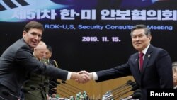 마크 에스퍼 미국 국방장관과 정경두 한국 국방장관이 지난달 서울에서 열린 제51차 안보협의회(SCM) 고위회담에 앞서 악수하고 있다.