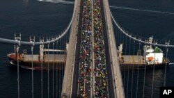 Вантажне судно пропливає через протоку Босфор. Стамбул, Туреччина. 6 листопада 2022 р. (AP Photo/Emrah Gurel)