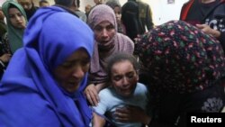 Wapalestina waonekana wakilia baada ya jeshi la Israeli kushambulia hospitali ya Nasser mjini Khan Younis