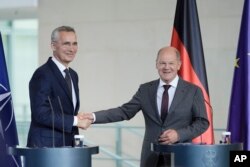 옌스 스톨텐베르그(왼쪽) 북대서양조약기구(NATO·나토) 사무총장과 올라프 숄츠 독일 총리가 19일 베를린에서 회담 직후 공동회견하고 있다.