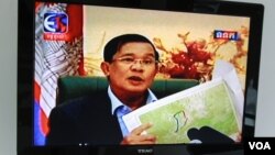 FILE - Prime Minister Hun Sen appears on state-run TVK during a special live broadcast on Tuesday September 08, 2015 to rebuke opposition party's claims about the map and border demarcation with Vietnam. (Neou Vannarin/VOA Khmer) 