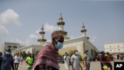 ARCHIVES - Des fidèles devant la mosquée centrale de Lagos, au Nigeria, le 16 avril 2021.