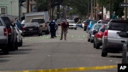 Polisi New Orleans menyelidiki penembakan di Jl. Frenchman di N. Villere pada parade Hari Ibu (12/5). (AP/Doug Parker)