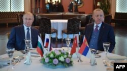 Les présidents russe et turc, Vladimir Putin et Recep Tayyip Erdogan, le 8 janvier 2020 à Istanbul.