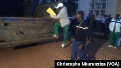 Un des 28 putschistes contre lesquels le ministère public a requis la de prison à vie, monte à bord d’un camion pour être transférés à la prison centrale de Gitega au centre du Burundi, 7 janvier 2016. (VOA/ Nkurunziza Christophe)